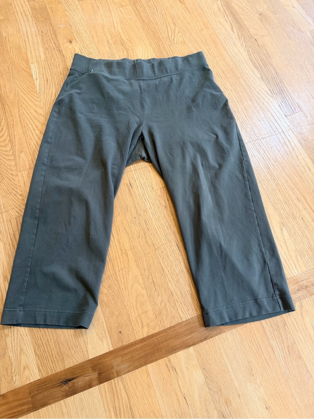 Ladies Size Large "Lands' End" Capri Leggings in Olive green GUC